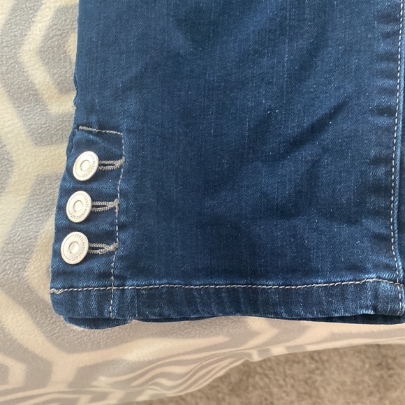 Lee capris size 10. Like new. - Picture 2 of 6